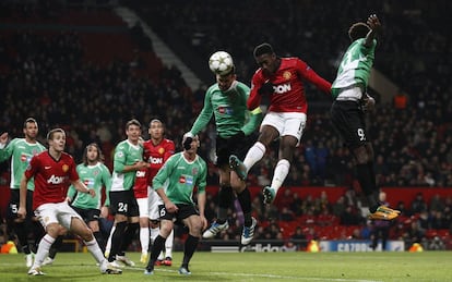 Welbeck intenta un remate de cabeza ante los defensores del Cluj.