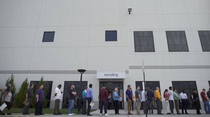 Aspirantes a una plaza de empleo en un centro logístico de Amazon