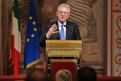 Mario Monti  responde a los periodistas ayer en Roma.