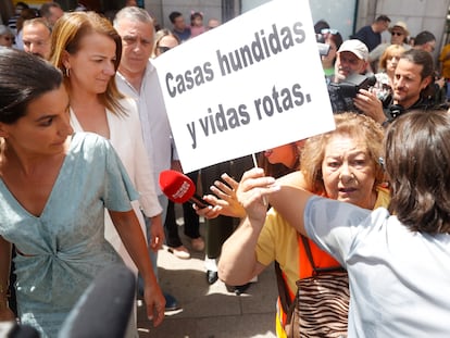 Afectados por la ampliación de la línea 7B de Metro de San Fernando de Henares increpaban a la presidenta de Vox en la Comunidad de Madrid, Rocío Monasterio (izquierda), el martes junto a la Puerta del Sol.