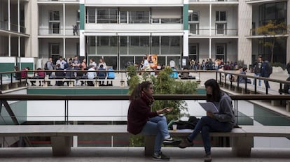  Estudiantes en el campus de la Universidad Pompeu Fabra en Barcelona.  