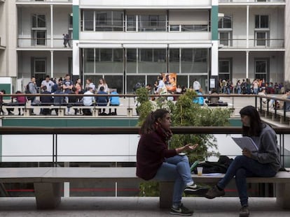 Estudiantes en el campus de la Universidad Pompeu Fabra en Barcelona.  