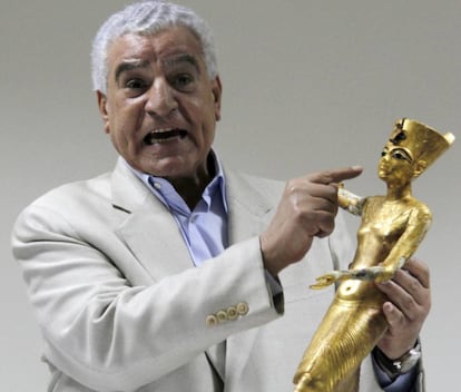 Zahi Hawass, con una estatuilla de Tutankamón.