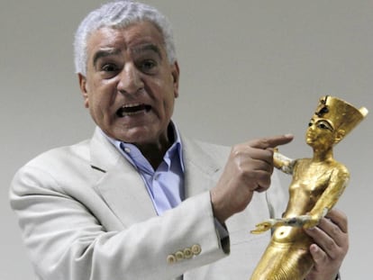 Zahi Hawass, con una estatuilla de Tutankamón.