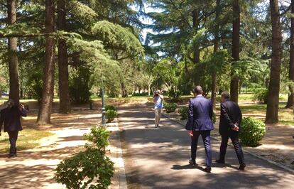 Pedro Sánchez y Quim Torra pasean por los jardines de La Moncloa tras la entrevista.