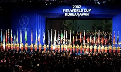 Las banderas de las 32 selecciones que lucharán en la fase final del mundial, durante la ceremonia que ha precedido al sorteo.