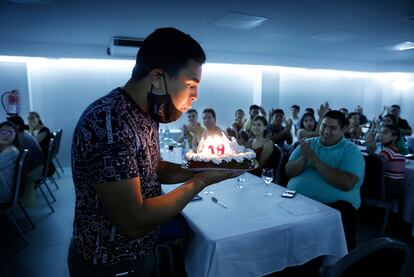 El violinista venezolano Romel Jesús Enríquez fue felicitado por Dudamel en el ensayo de Tenerife. Después del concierto, le sorprendieron con una tarta de cumpleaños.