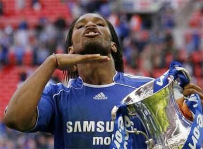 Drogba posa con el trofeo