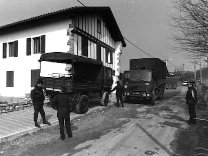 Polic&iacute;as franceses confiscan el material incautado tras la detenci&oacute;n de la c&uacute;pula etarra en Bidart en 1992. 