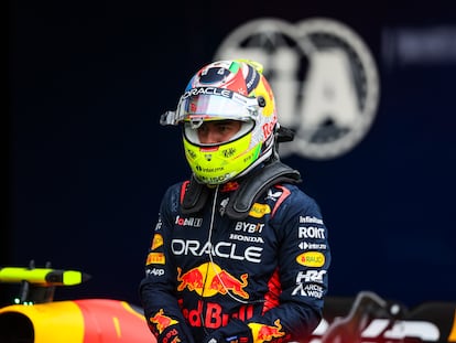 Checo Pérez en el garaje de Red Bull durante el Gran Premio de Fórmula 1 en Austria.