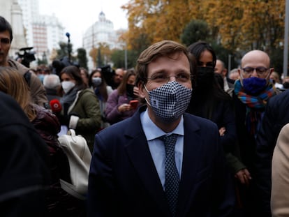 El alcalde de Madrid, José Luis Martínez Almeida, durante el paseo matutino por la nueva Plaza de España.