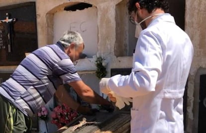 Acto de exhumación de un nicho ubicado en el cementerio valenciano de la localidad de Venta del Moro.