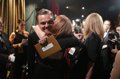 El actor Leonardo DiCaprio abraza a la actriz Julianne Moore tras recoger su Oscar al mejor actor protagonista por la película 'The Revenant'.