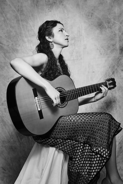 <p>(Chicago, 1986) De haber sido por ella, habría tocado el arpa. Pero los ahorros de sus padres no daban para tanto. Le compraron una guitarra y con nueve años empezó a rasguear piezas clásicas. Hasta que se colaron en sus oídos los Gipsy Kings y descubrió que lo suyo era el flamenco. “Para mí no era suficiente la guitarra clásica. El flamenco es más visceral, más de improvisar, y para eso la clásica no te prepara nada”. Un alumno de Enrique Vargas le puso en contacto con el profesor y empezó a recibir sus clases vía Skype. Se acabó mudando a Madrid en 2015. “Me salen conciertos, pero no me da para vivir”, dice con un deje andaluz en su acento. No le importa porque es epidemióloga y trabaja a distancia. Elabora informes sobre infecciones y en sus ratos libres toca. “Quiero llegar a la gente. La comida puede venir de otros ingresos”. Su maestro dice de ella que es una fiera, muy disciplinada, y que su nombre dará que hablar en un futuro. <p/> <p> <b>Golenko lleva un vestido de Juan Vidal. Los pendientes son de la tocaora.</b></p>