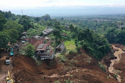 Los fuertes terremotos de magnitud 6 o 7 son relativamente comunes en Indonesia, a menudo en alta mar donde corren las líneas de falla. El terremoto del lunes, pese a tener menor magnitud, tuvo consecuencias mortales porque golpeó en tierra a una profundidad relativamente baja.