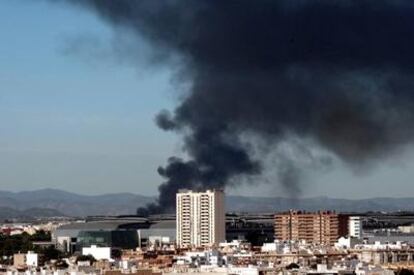 La columna de humo del incendio de la fábrica de papel de Paterna se ve desde distintos puntos de Valencia.