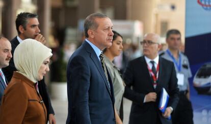 El primer ministro turco y su mujer, a la izquierda, en la plataforma de la estaci&oacute;n de tren de Ankara