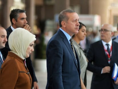 El primer ministro turco y su mujer, a la izquierda, en la plataforma de la estación de tren de Ankara