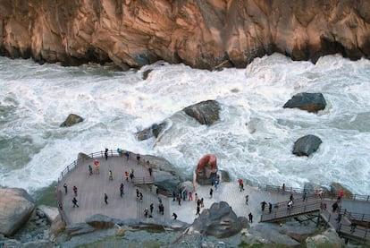 Cuando se accede a la garganta del Salto del Tigre, en la provincia China de Yunnan, es muy importante consultar el último parte meteorológico en los cafés de la zona (Lijiāng es un buen punto para acceder al desfiladero). Las crecidas del río Jīnshā pueden llegar a ser peligrosas, por lo que también se recomienda no hacerlo nunca en solitario.