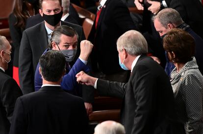 El senador por Texas Ted Cruz, con el puño en alto, en el Congreso.