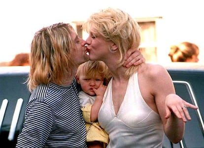 Kurt Cobain junto a Courtney Love with y Frances Bean en la ceremonia de entraga de los MTV Video Music Awards en 1993.