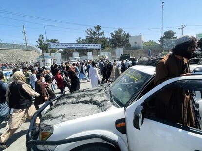 Talibanes vigilan las zonas cercanas al aeropuerto de Kabul, este lunes.