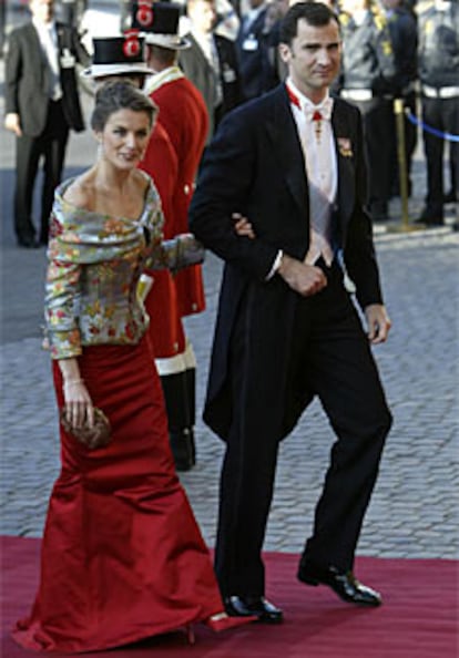 El Príncipe Félipe y su prometida, Letizia Ortiz, acuden a la gala de los novios. La pareja española se casará el próximo 22 de mayo en Madrid.