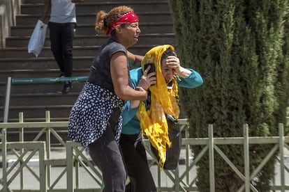 Familiares das vítimas do acidente no aeroporto de Adis Abeba. Todas as 157 pessoas que estavam a bordo da aeronave morreram