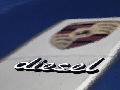 Logo de la marca Porsche reflejada en un coche del modelo Cayenne.