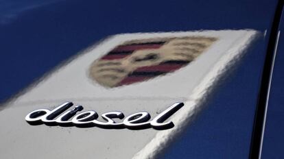 Logo de la marca Porsche reflejada en un coche del modelo Cayenne.