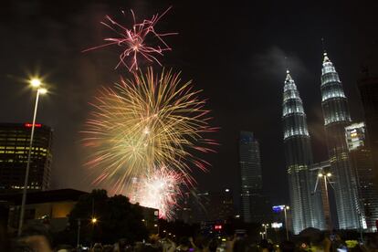 Explosión de fuegos artificiales sobre las torres Petronas en Kuala Lumpur, Malasia.