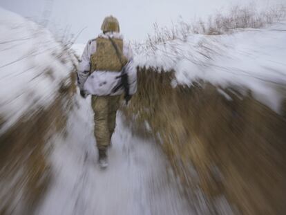 Un militar ucranio camina a través de una trinchera en la línea del frente en el área de Lugansk, al este del país.