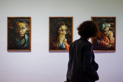 Cuadros en una sala de la exposición 'Francesc Tosquelles. Como una máquina de coser en un campo de trigo', en el Museo Reina Sofía de Madrid.