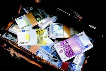Billetes de euros y de otras divisas.