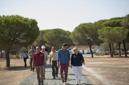 Pedro Sánchez y Angela Merkel a su llegada al centro de cría El Acebuche, el 12 de agosto de 2018 en Matalascañas, Huelva.