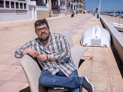 Àlex Ruiz, exalcalde de Bellreguard (Valencia), el viernes pasado en el paseo marítimo reconstruido en parte tras el temporal de 2020.