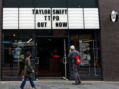 Una tienda de discos en Liverpool anuncia la salida del nuevo álbum de Taylor Swift, 'The Tortured Poets Department, el pasado mes de abril.