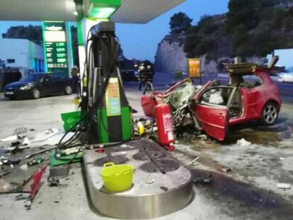 Automóvil en el que Víctor Llorens se llevó a Andrea Carballo, tras estrellarse contra una gasolinera de Benicàssim.