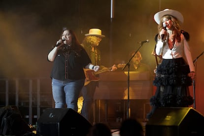 Beth Ditto y Anna Friel, en un momento de la serie 'Monarch'.