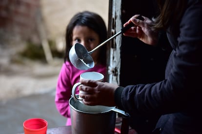 Una mujer sirve alimentos en Quilmes, Argentina, durante la pandemia de la covid-19.