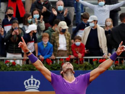 Rafael Nadal celebra la victoria ante el griego Stéfanos Tsitsipás, al final del partido.