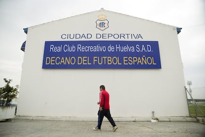 Edificio de la ciudad deportiva con un cartel que indica Decano del Fútbol Español.