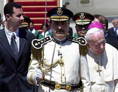 El Papa, a su llegada ayer al aeropuerto de Damasco. A la izquierda, el presidente sirio, Bachar el Asad.