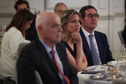 José Manuel Campa, presidente de la Autoridad Bancaria Europea; Amanda Mars, directora de CincoDías y subdirectora de El País, y Antonio Garamendi, presidente de CEOE, durante la cena inaugural del foro CREO.