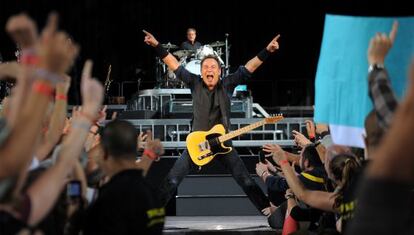 Bruce Springsteen, anoche durante su actuaci&oacute;n en el estadio ol&iacute;mpico de Barcelona. 