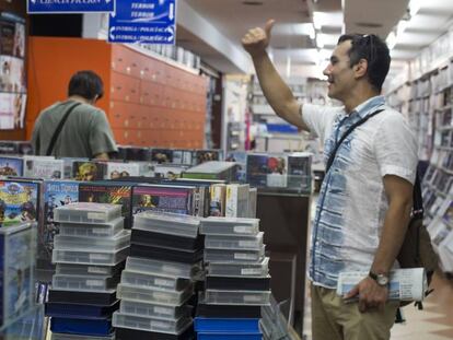 Clientes en Video Instan, que alberga una colección de 8.000 VHS.