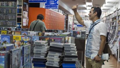 Clientes en Video Instan, que alberga una colección de 8.000 VHS.