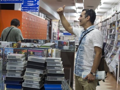 Clientes en Video Instan, que alberga una colección de 8.000 VHS.