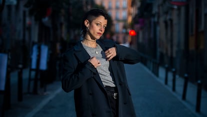 La cantautora Travis Birds en la calle de San Vicente Ferrer en el barrio de Malasaña de Madrid.