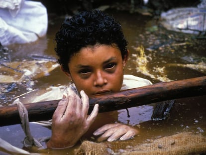 La niña Omayra Sánchez, atrapada en el agua tras la erupción del volcán Nevado del Ruiz, en la localidad de Armero (Colombia) en 1985. Esta fotografía, titulada 'La agonía de Omayra Sánchez', de Frank Fournier, fue la ganadora del World Press Photo 1986.